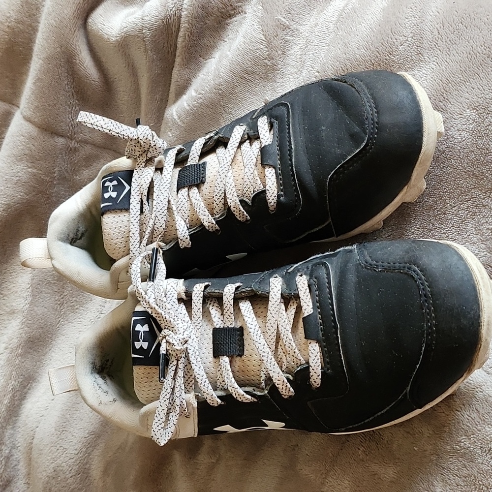 Size 6 1/2 Youth UnderArmor baseball cleats.